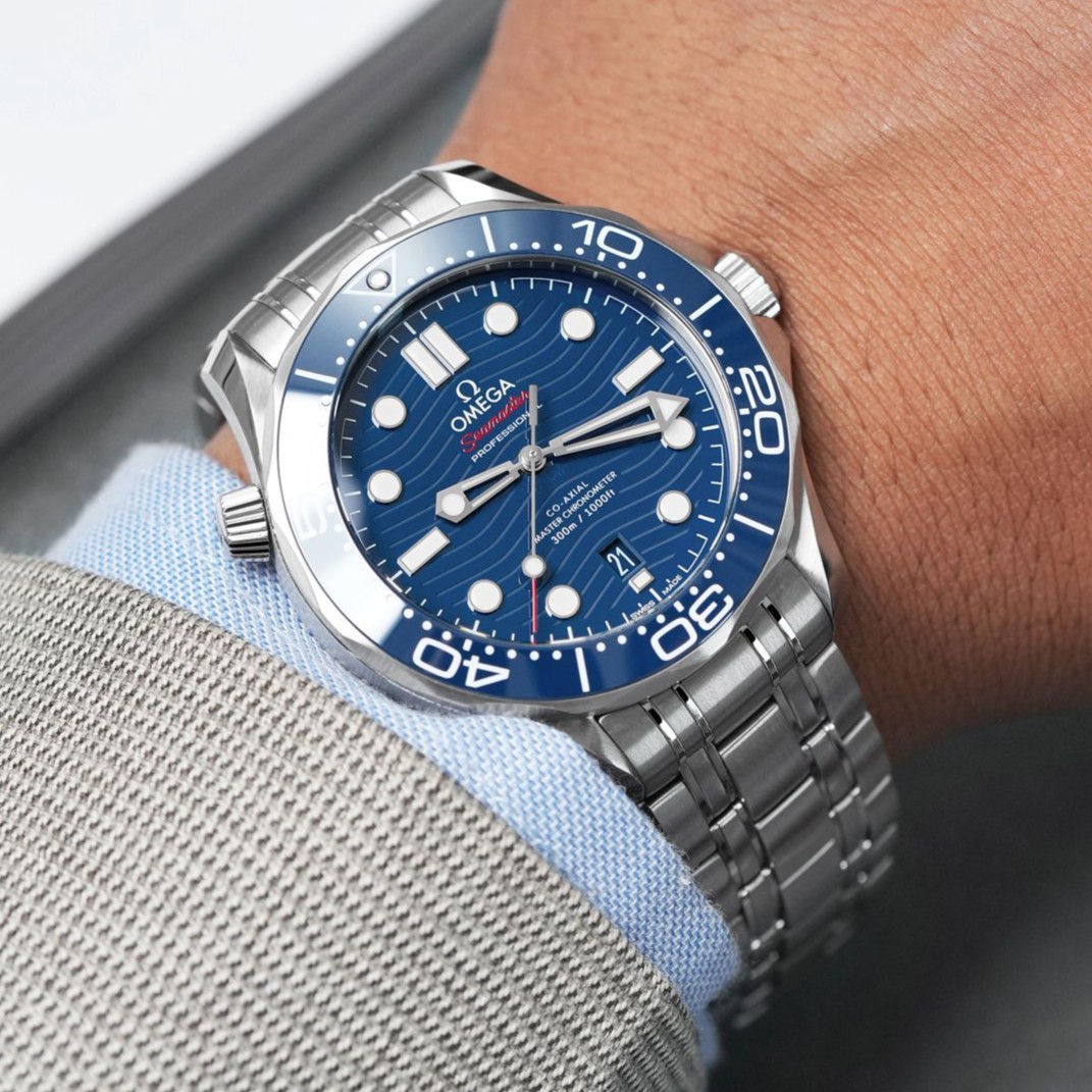 99新 Omega/欧米茄 盒证海马300自动机械男表210.30.42.20.03.001