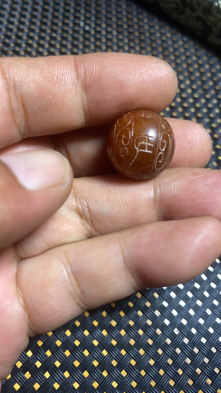 老和田玉1.8、满工游丝毛雕、带文字、红泌、白玉珠．