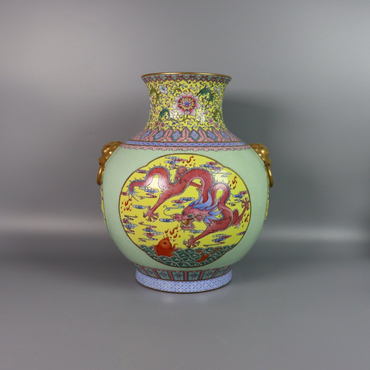黄地描丝白开窗龙凤麒麟狮兽耳瓶