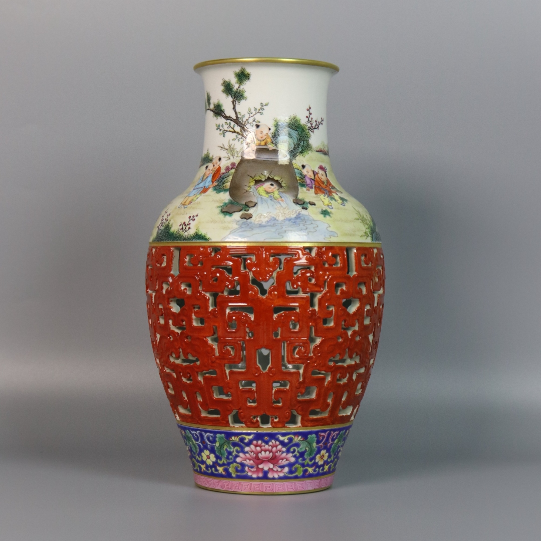 珐琅彩红釉人物故事赏瓶 