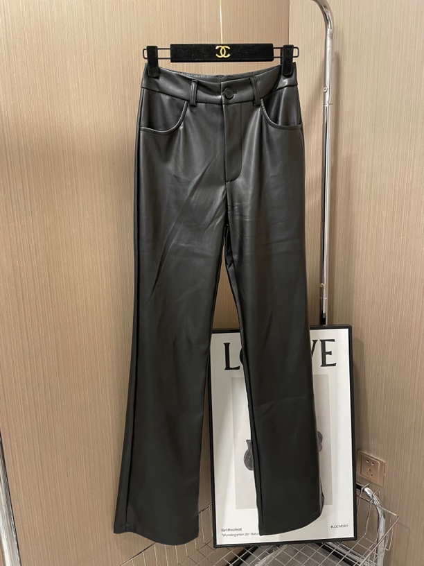 美咔黑色pu皮直筒皮裤女秋季垂感窄板长裤显瘦暖暖高腰阔腿休闲裤