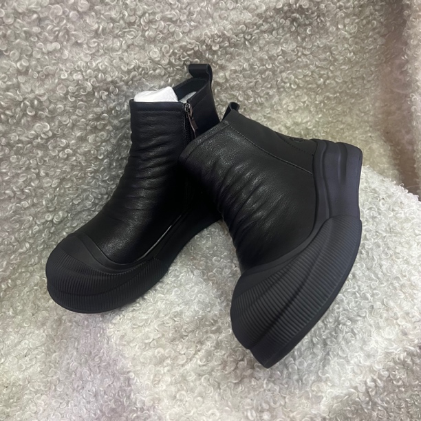 2024年女士新款休闲真皮加绒鞋