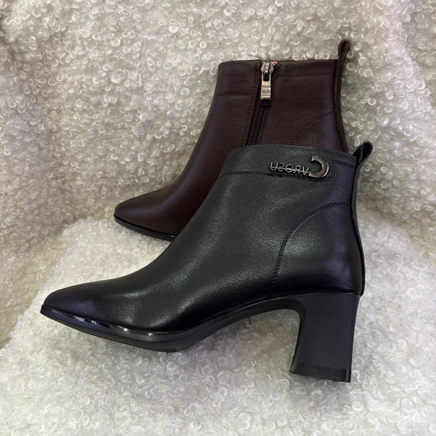 2024年女士粗跟真皮单鞋