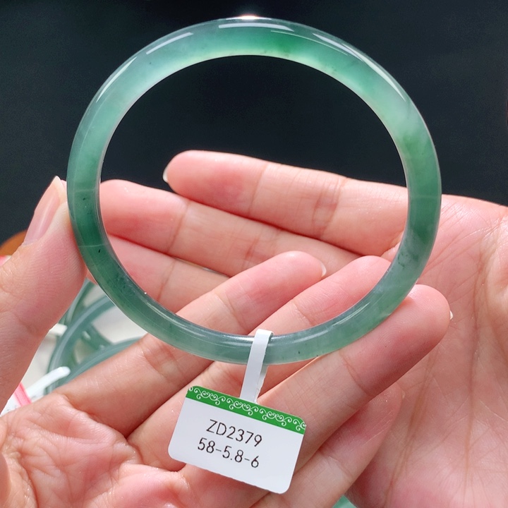 翡翠手镯未镶嵌天然翡翠手镯