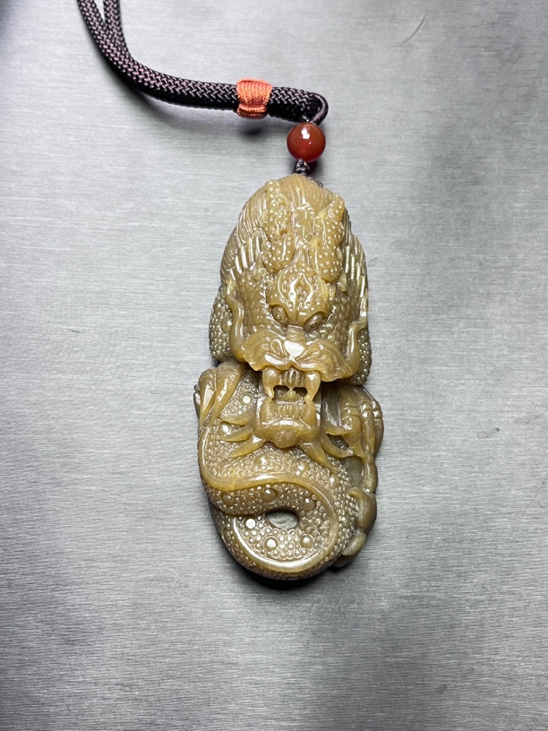 和田玉吊坠且末全糖龙牌