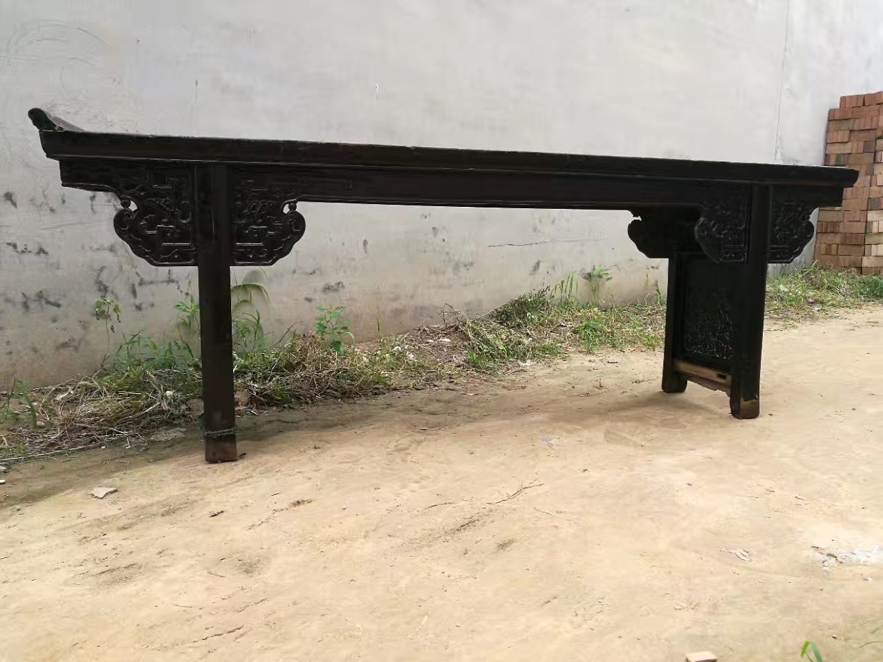 楠木雕龙大条案，有部分残缺。