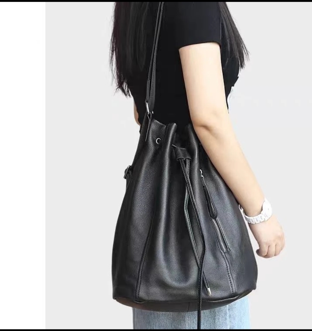 三用双肩包单肩斜挎包女包简约休闲大容量水桶包通勤纯色复古34