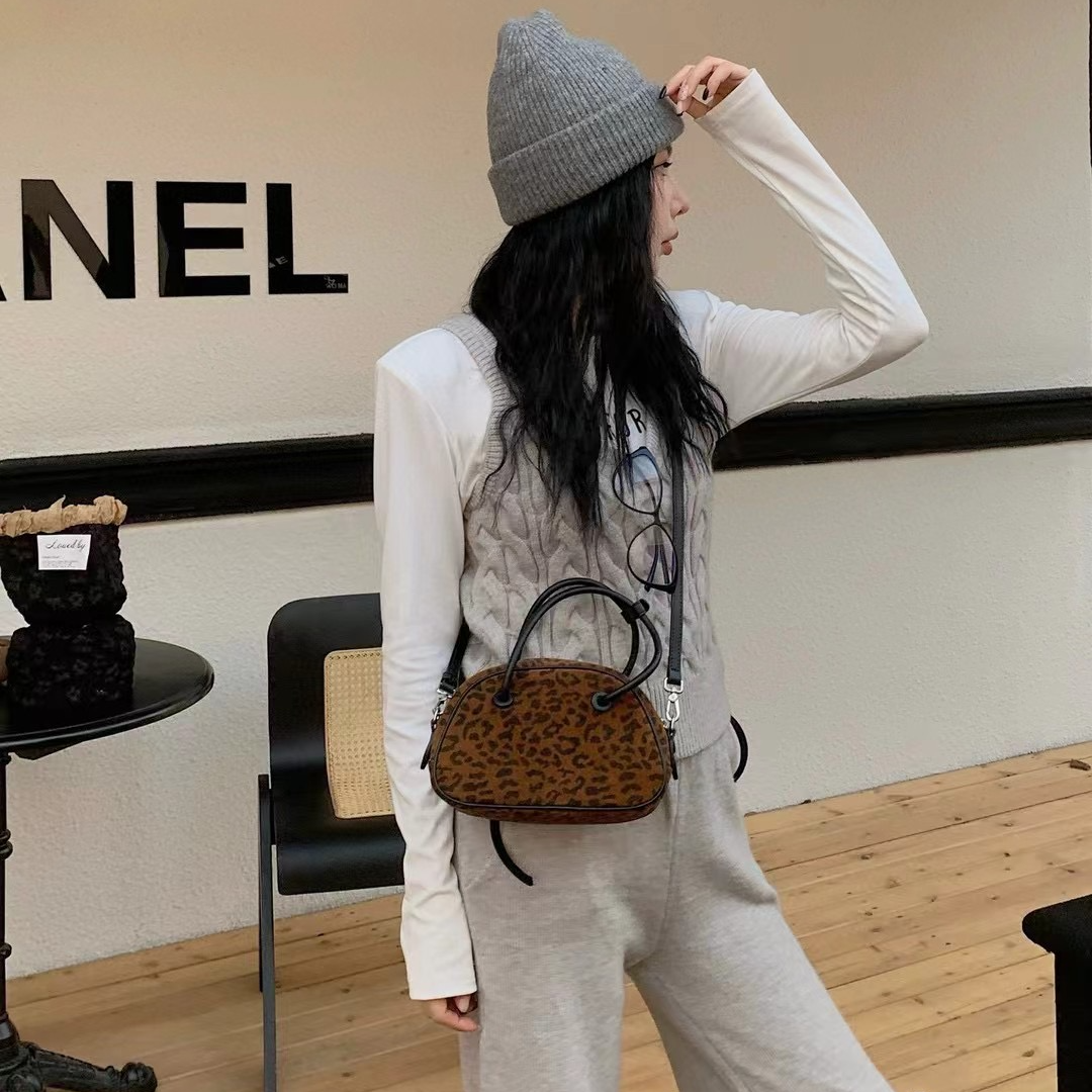 秋季新款小众豹纹牛皮保龄球包包女单肩斜挎手提腋下包百搭通勤包