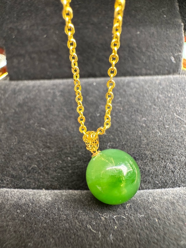 和田玉吊坠的尚气质精美绿色菠菜绿大女王冰绿冰阳绿镶嵌
