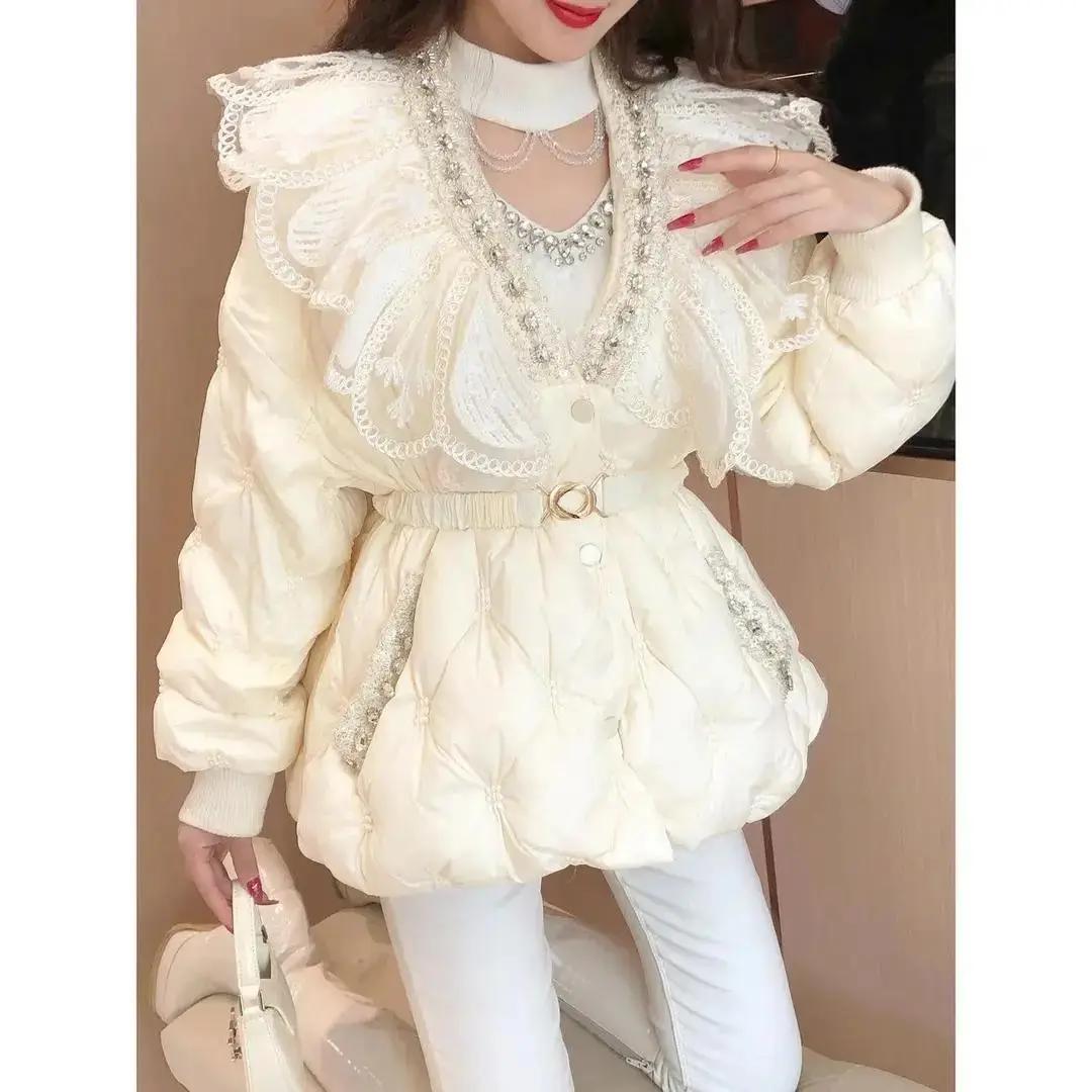 欧货重工洋气轻薄白鸭绒羽绒服2023年女款新款镶钻蕾丝领收腰外套