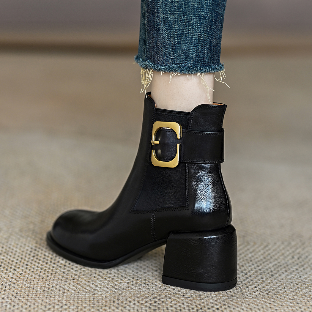 百丽纯爱短靴女2023秋冬新款真皮粗跟复古金属扣高跟圆头棕色靴子