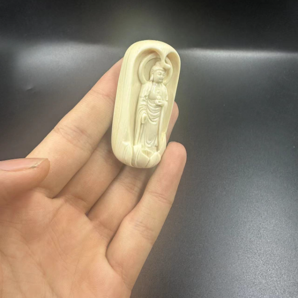 P8443天然猛犸牙雕刻观音 支持鉴定 假一罚四