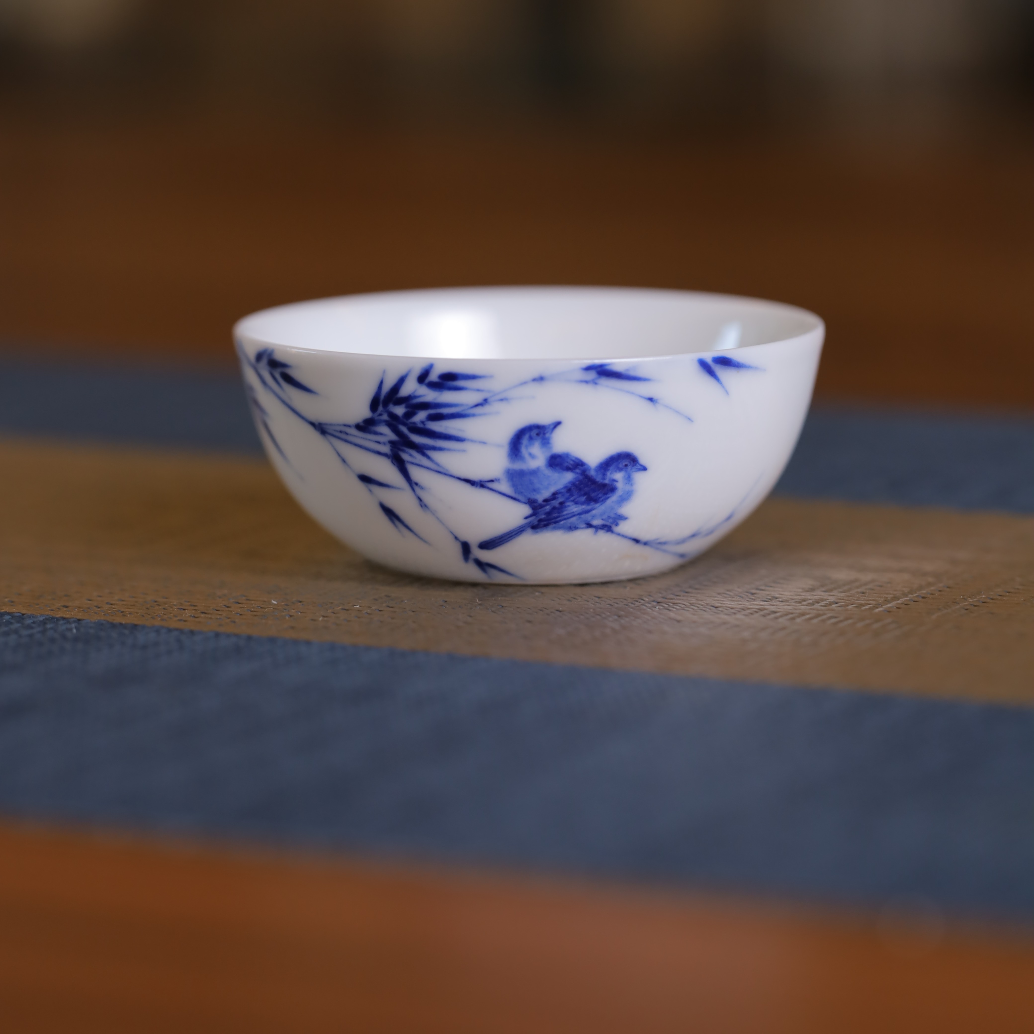 快雪时晴 四字底款 青花花鸟纹卧足杯（小）