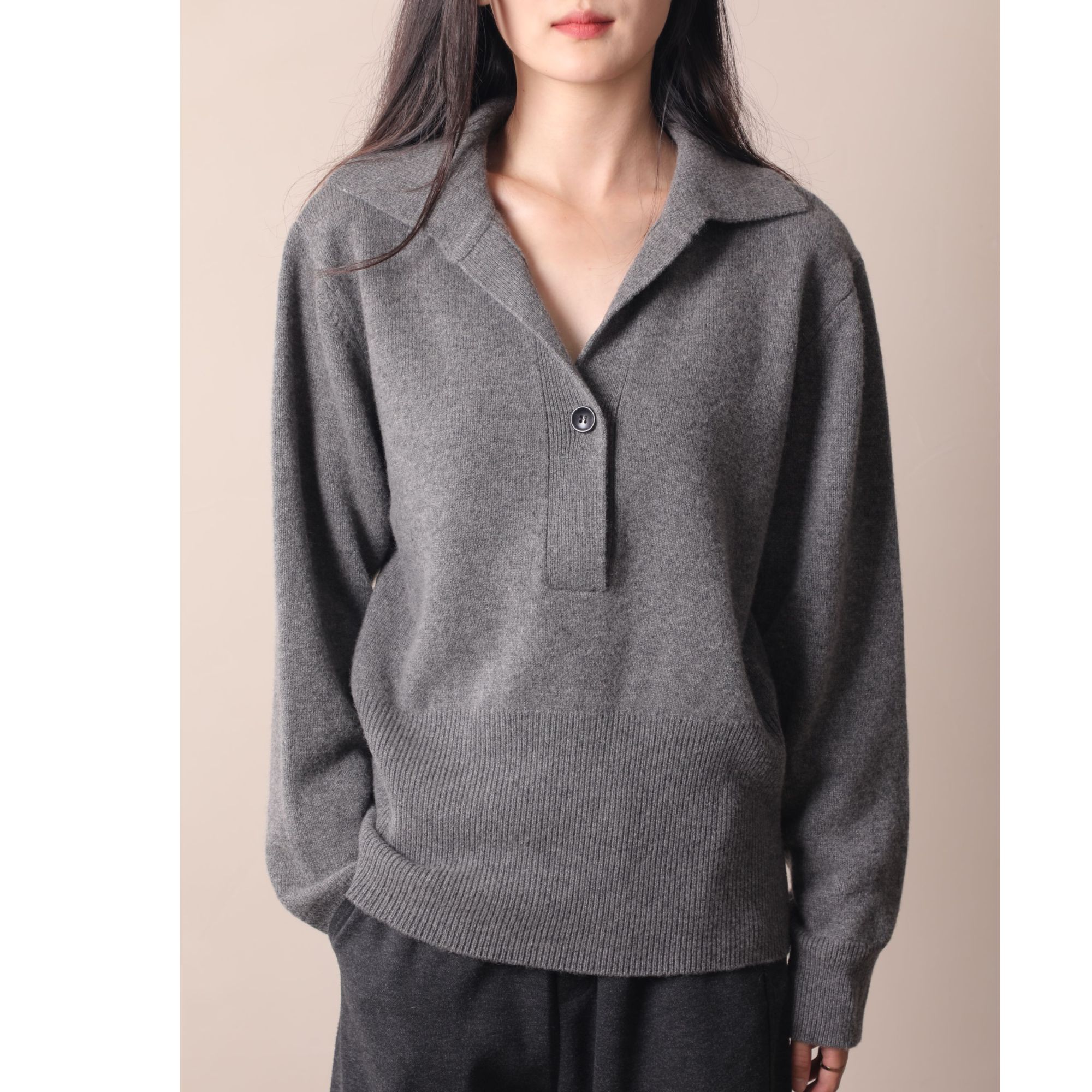 既是JISHI通勤宽松秋冬款针织翻领时尚百搭休闲V领羊绒毛衣yms010