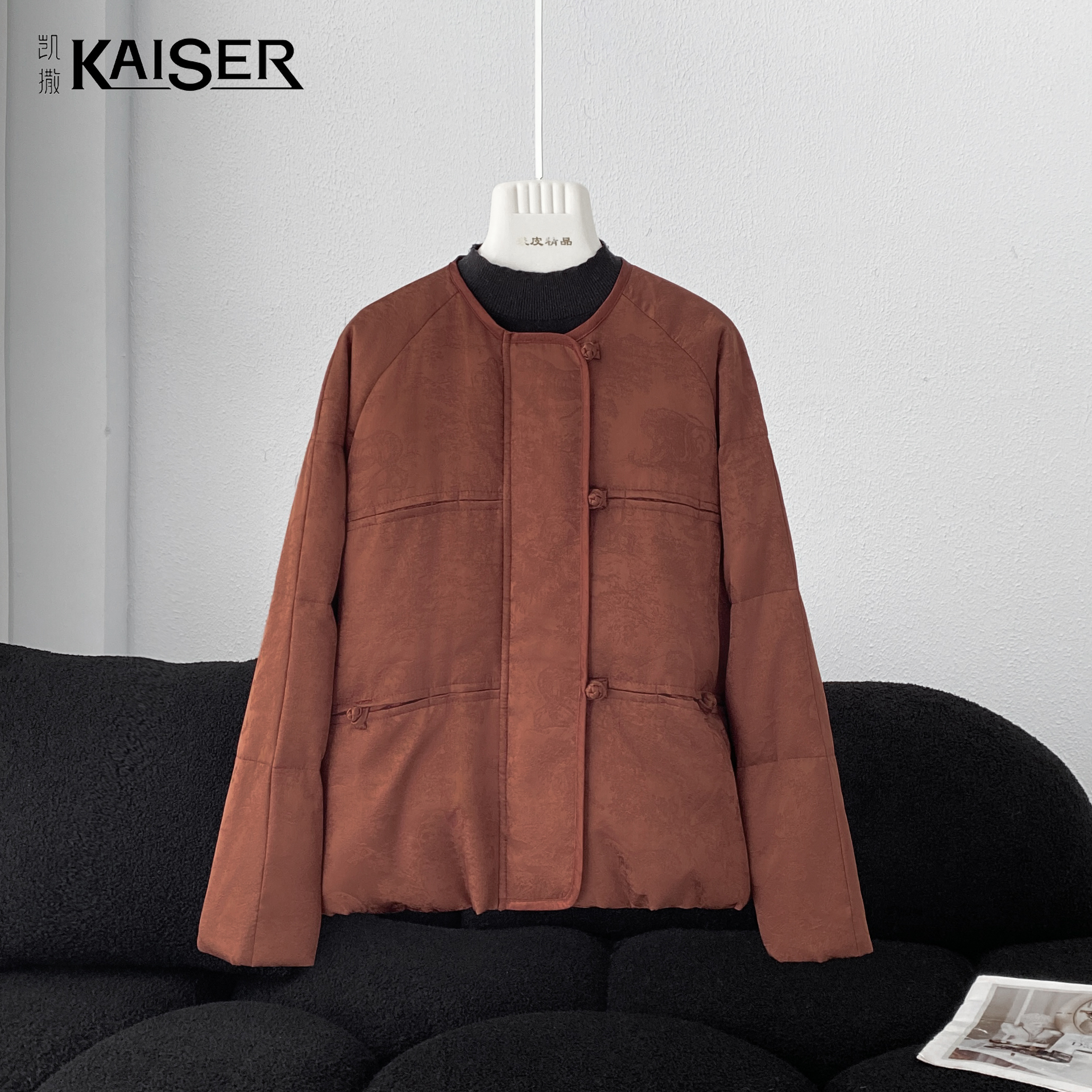 KAISER/凯撒4Y2859新中式圆领提花缎面复古设计感短款羽绒外套
