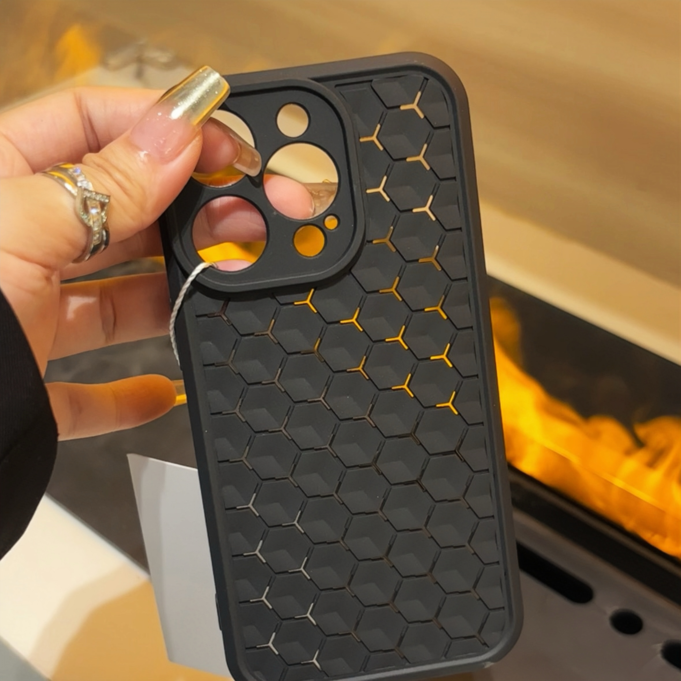 欧克里里亲肤蜂窝散热壳适用苹果13/14手机壳iphone15/16promax套