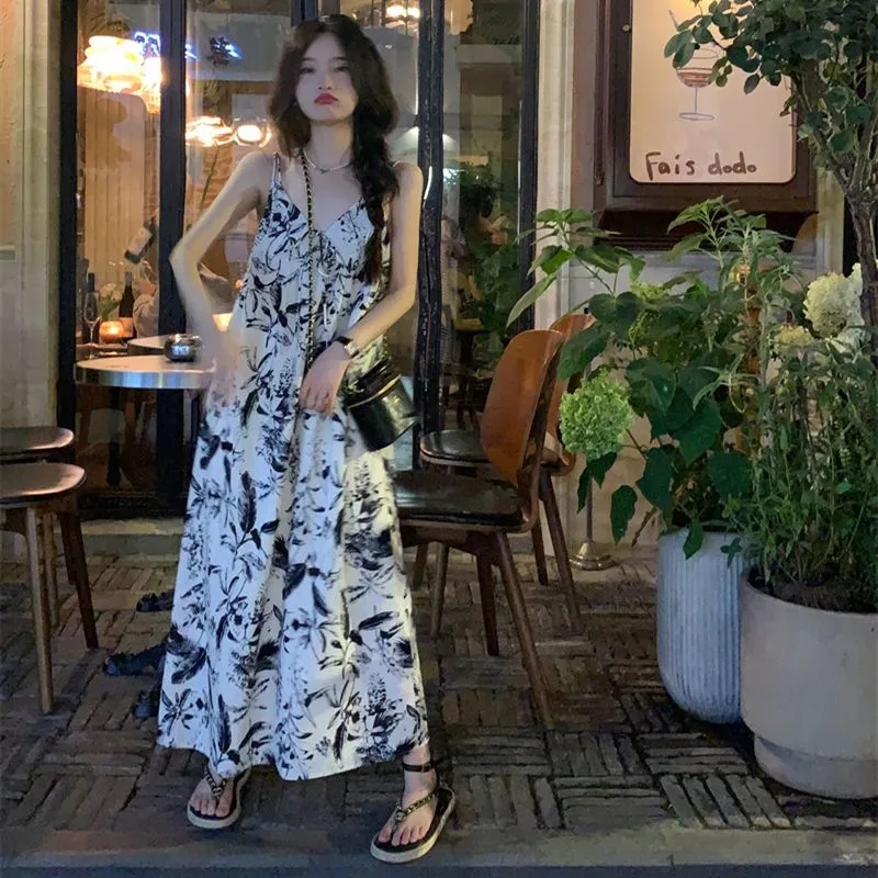 现货2024年水墨画V领吊带连衣裙夏季法式宽松慵懒休闲气质碎花裙