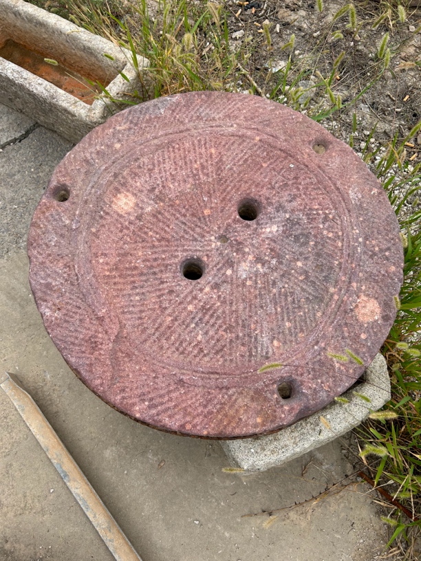 户外茶台，红沙石的，美观大方磨盘