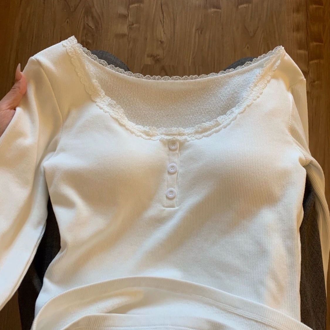 带胸垫蕾丝花边圆领纯欲T恤白色修身长袖显瘦打底保暖秋冬季上衣