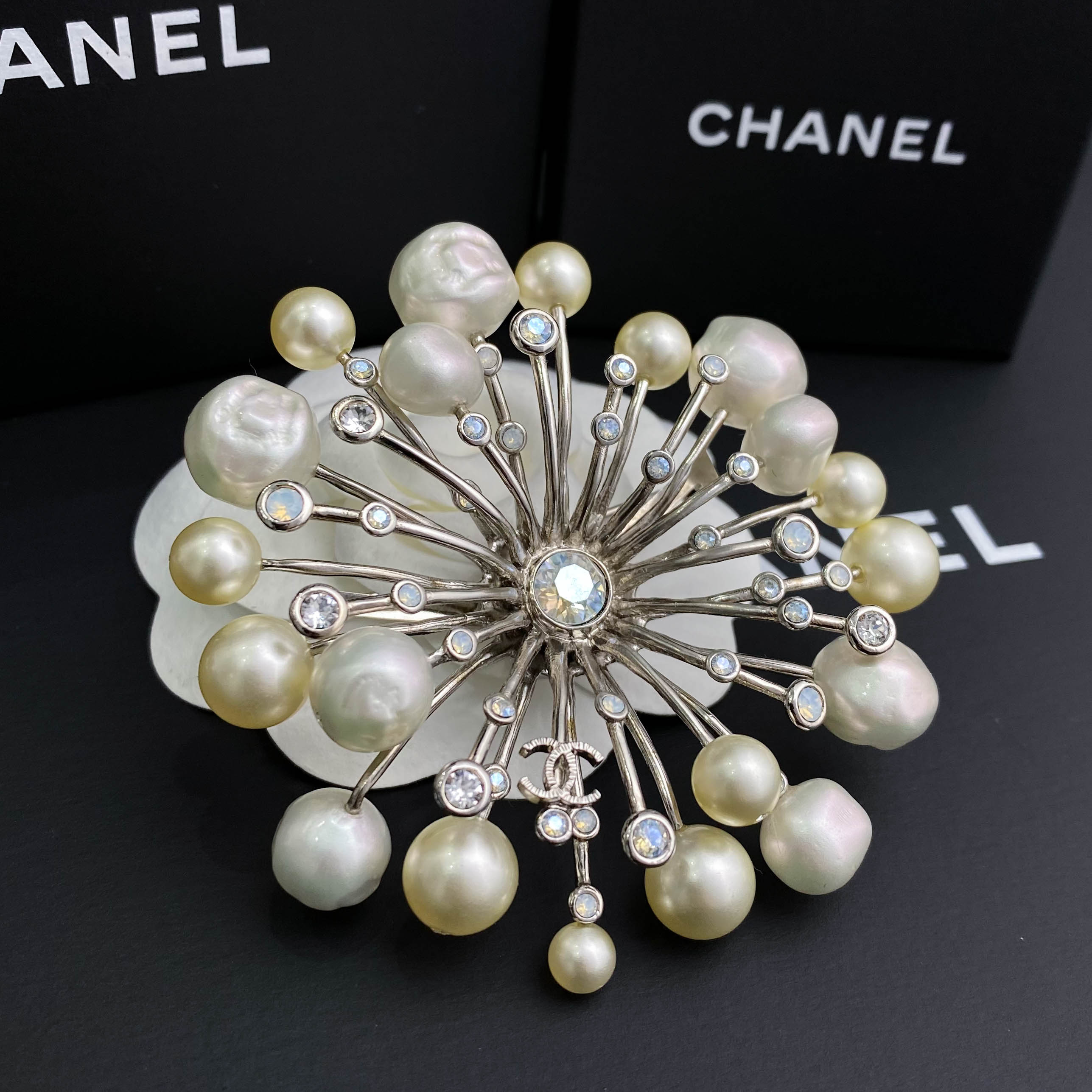 全新未使用 Chanel/香奈儿 经典双C 不规则珍珠镶钻 胸针 S3884