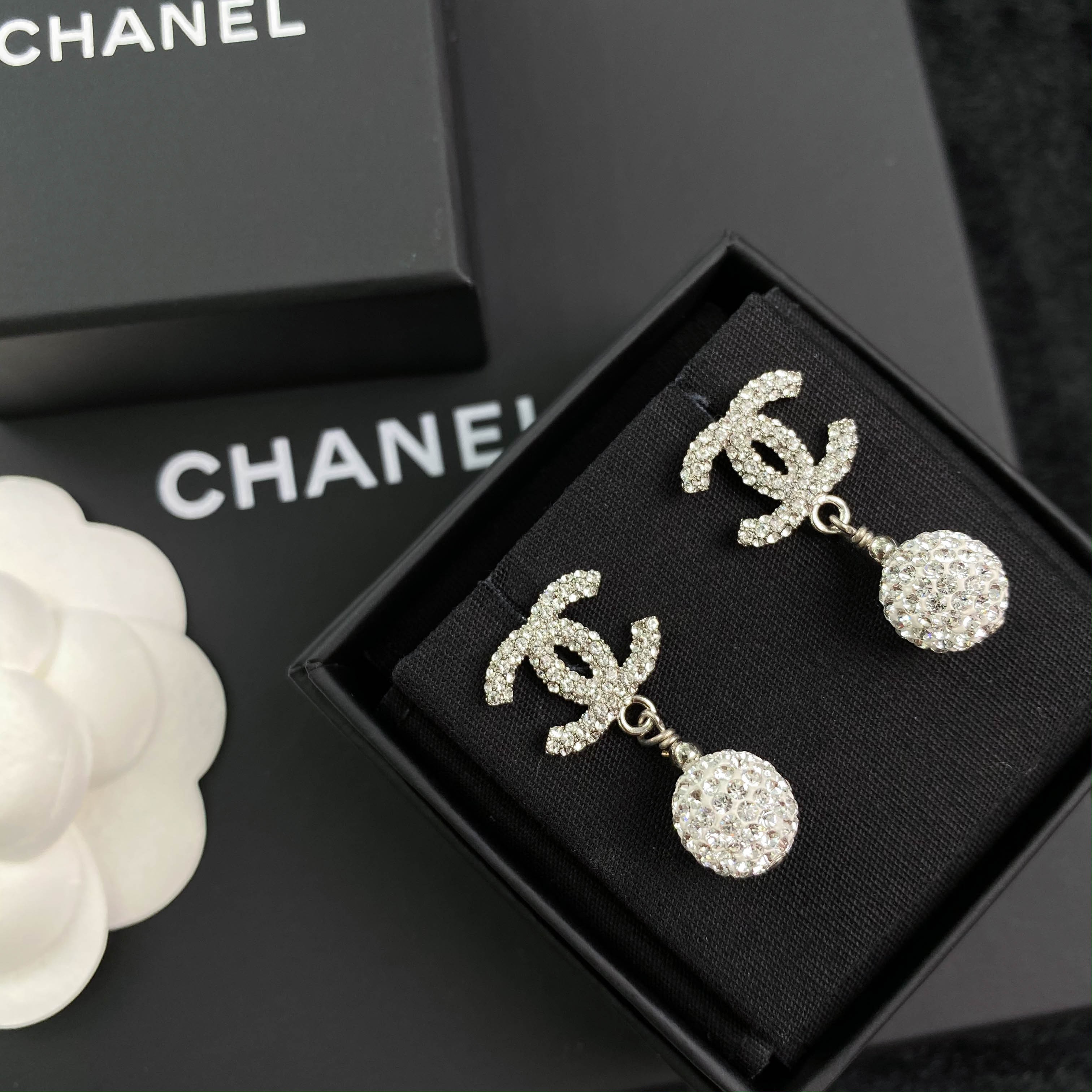 全新未使用 Chanel/香奈儿 经典双C logo珠子挂坠满水钻耳环S4873