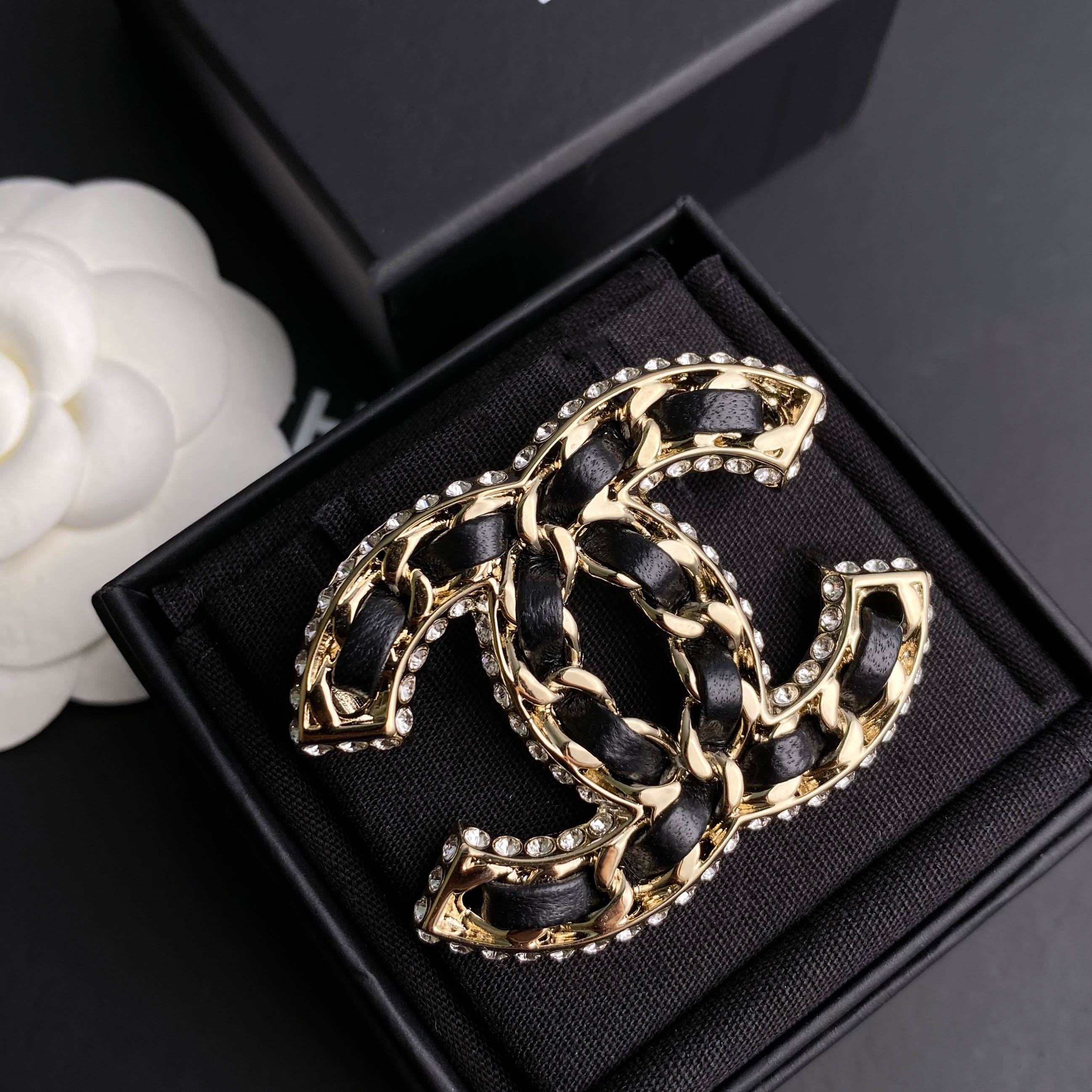 全新未使用 Chanel/香奈儿 23P经典皮穿链 双C黑金镶钻胸针 S4610