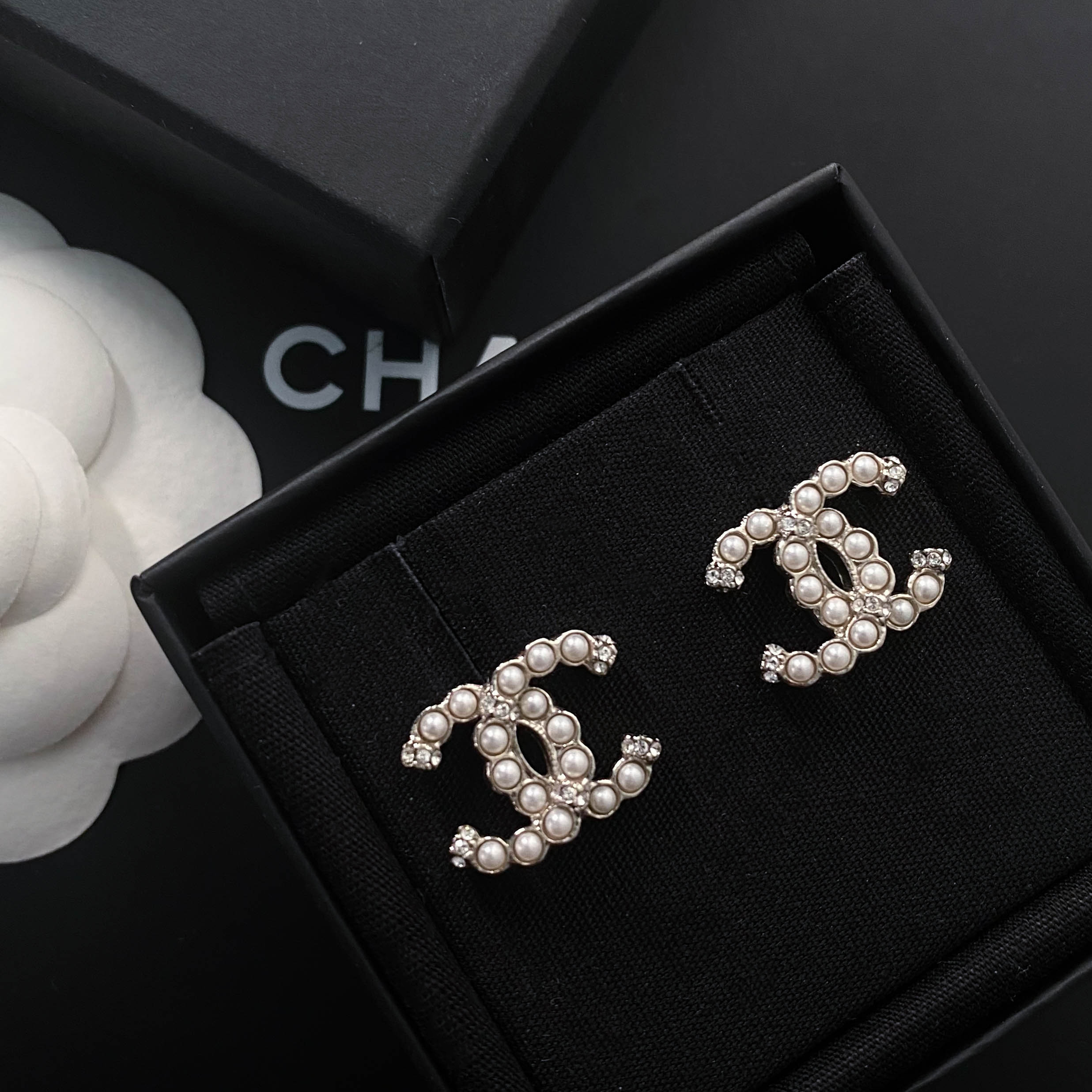 未使用 Chanel/香奈儿  经典双Clogo银色珍珠镶钻耳钉 S5082