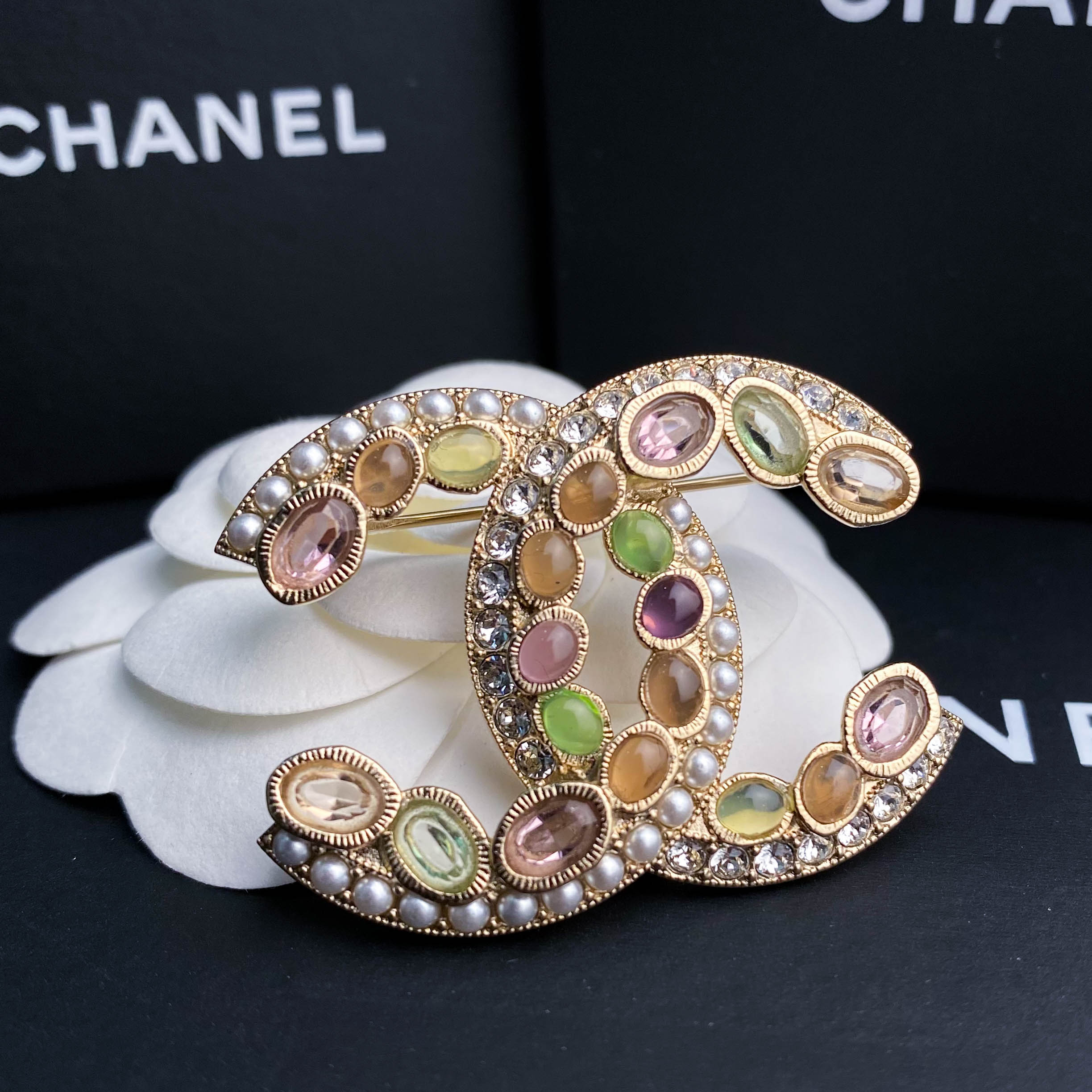 全新未使用 Chanel/香奈儿 经典双C 彩钻珍珠logo胸针 S4043