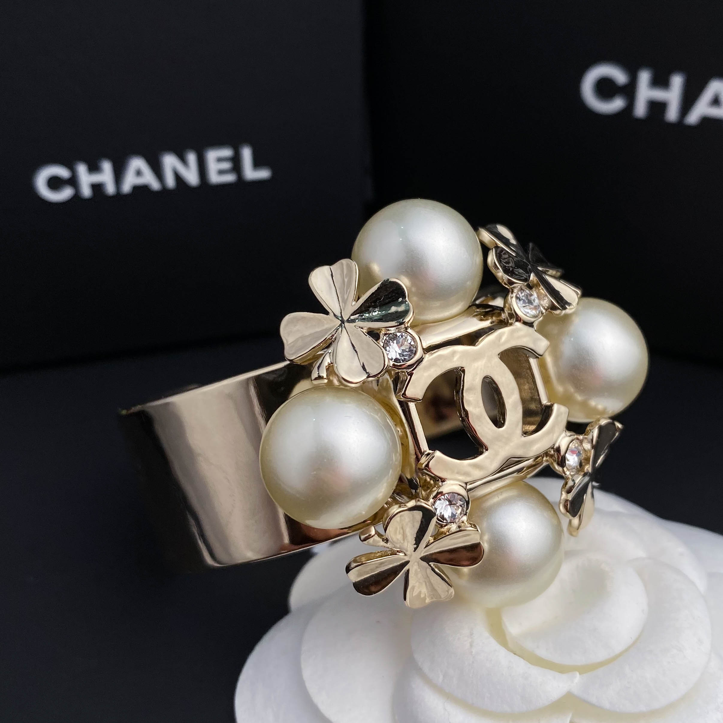 全新未使用 Chanel/香奈儿 经典双C 香槟金四叶草镶钻手镯 S2931