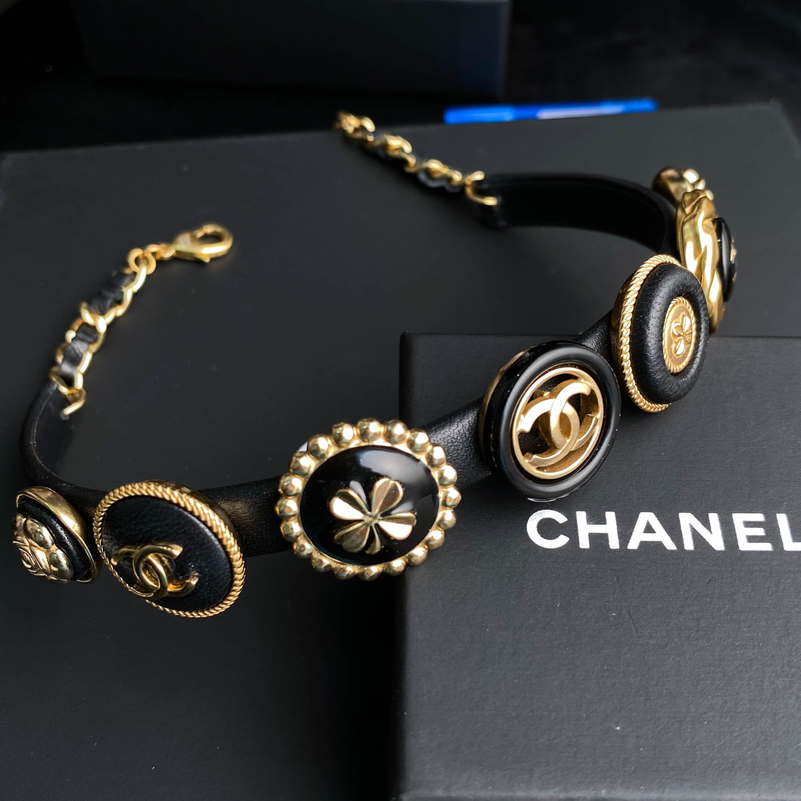 全新未使用 Chanel/香奈儿 黑金皮质山茶花元素choker 项链S4577