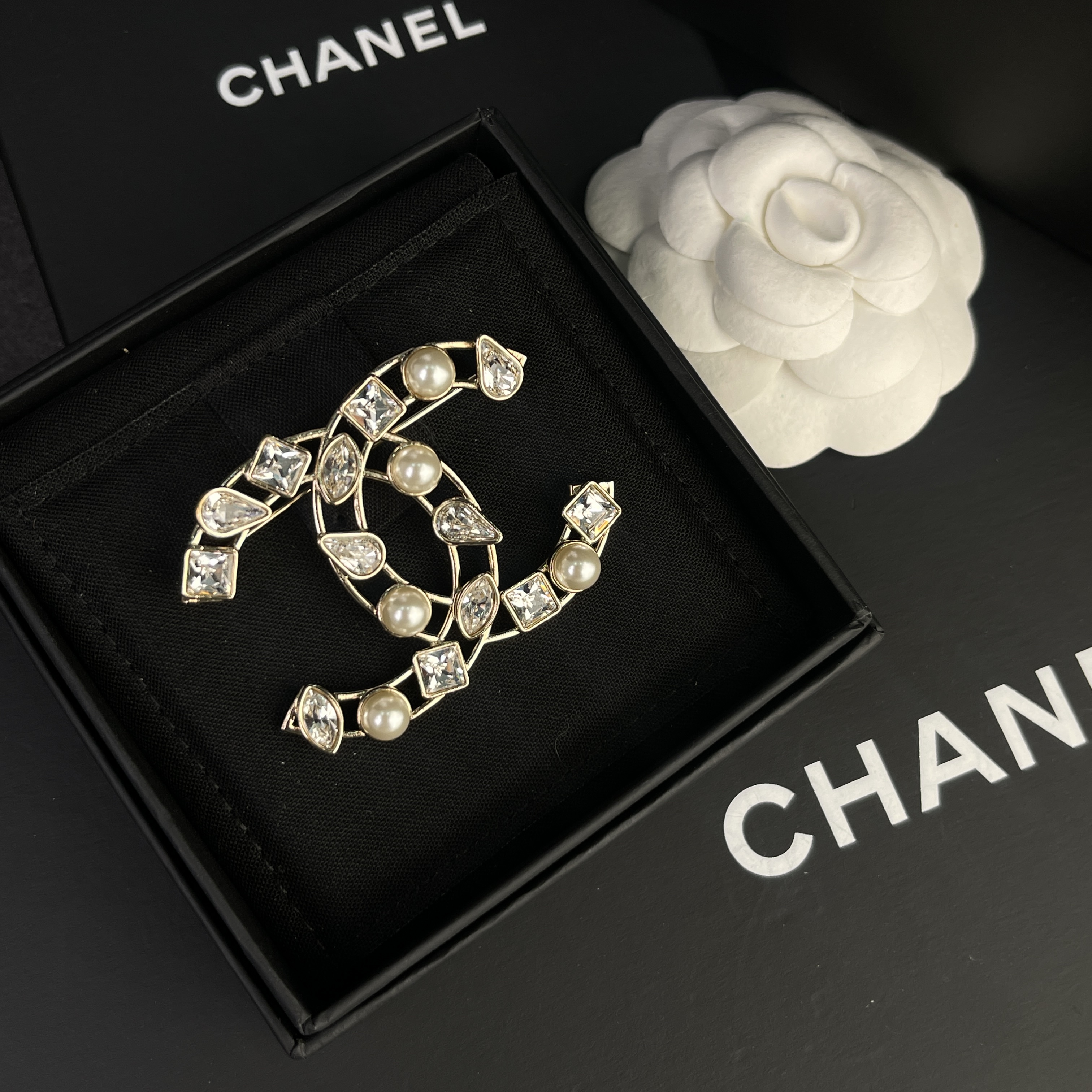 全新未使用 Chanel/香奈儿 经典双C 珍珠水钻 胸针 S3212