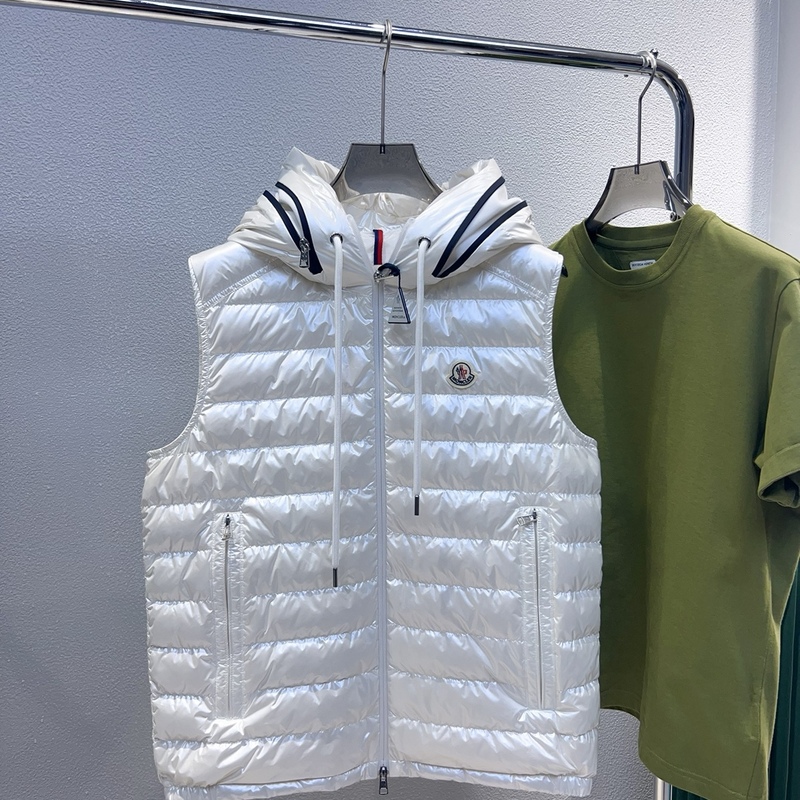全新未使用Moncler盟可睐 Akaishi 男珍珠白连帽羽绒马甲 1A00059