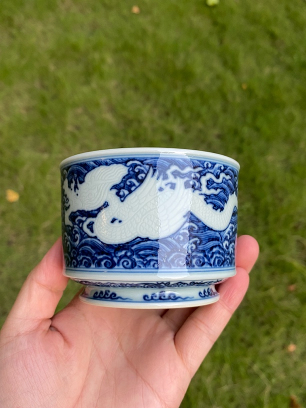 宣之堂青花暗刻翼龙杯