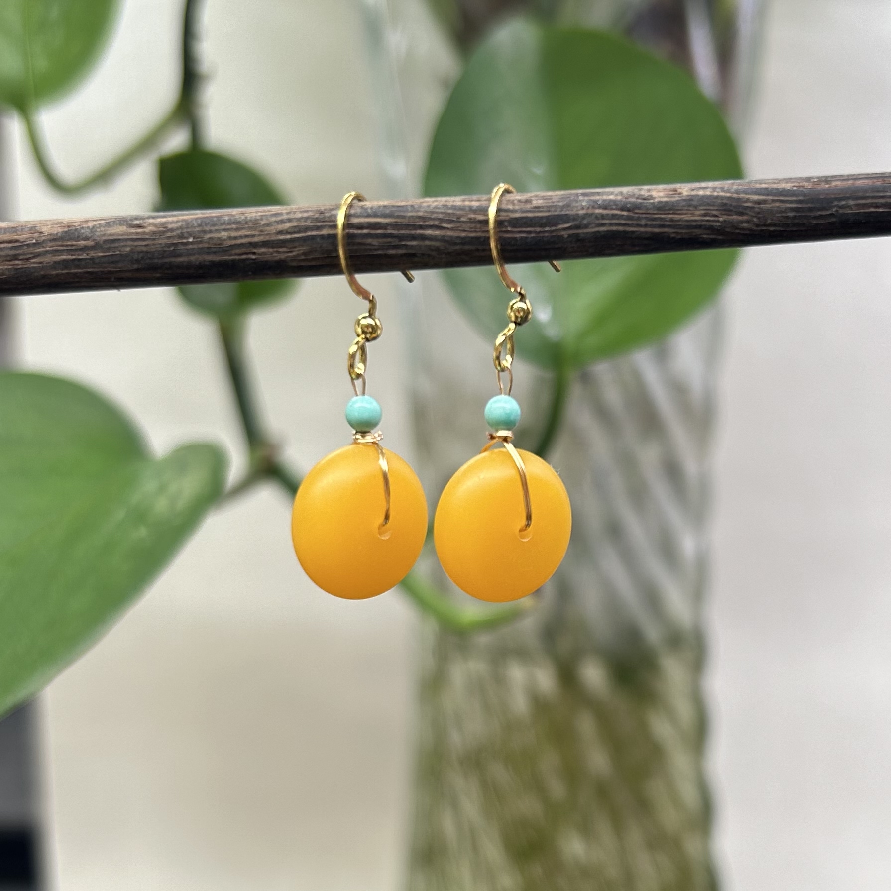 鸡油黄平安扣耳勾简约复古民族风