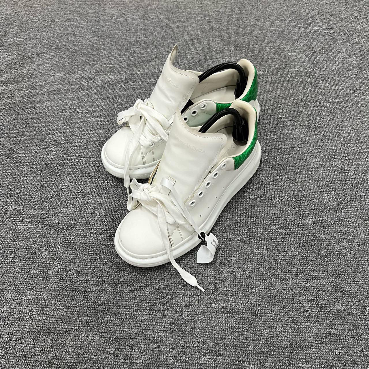 Alexander McQueen 麦昆 白色绿鳄鱼纹尾板鞋 41码/95新/公价4500