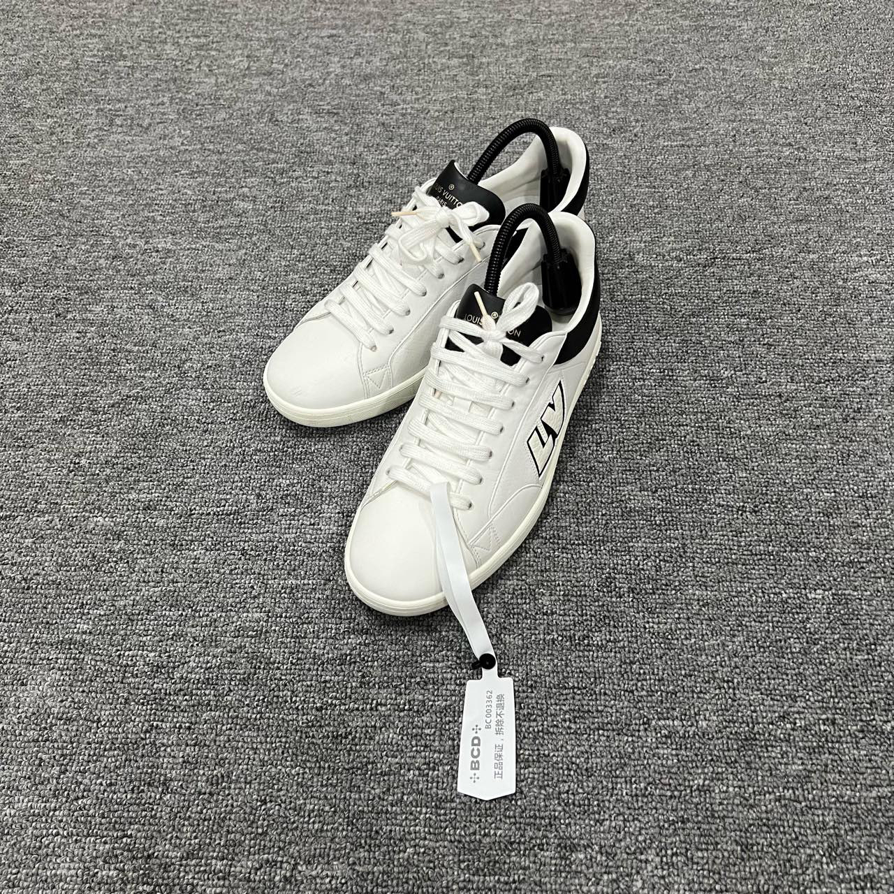 Louis Vuitton LV 白色黑尾板鞋 41码/95新/公价6750/无配件 bc00