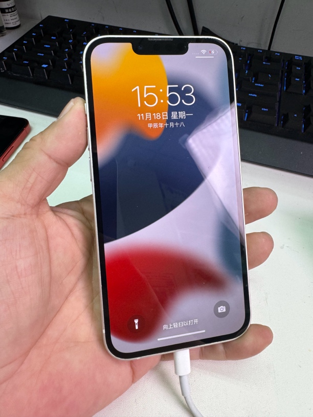 9新 Apple/苹果 苹果13 128G 白色 90新 电池81 充电九百多