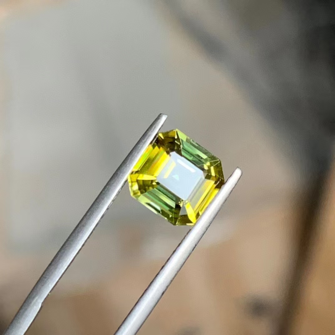 天然双色绿蓝宝石