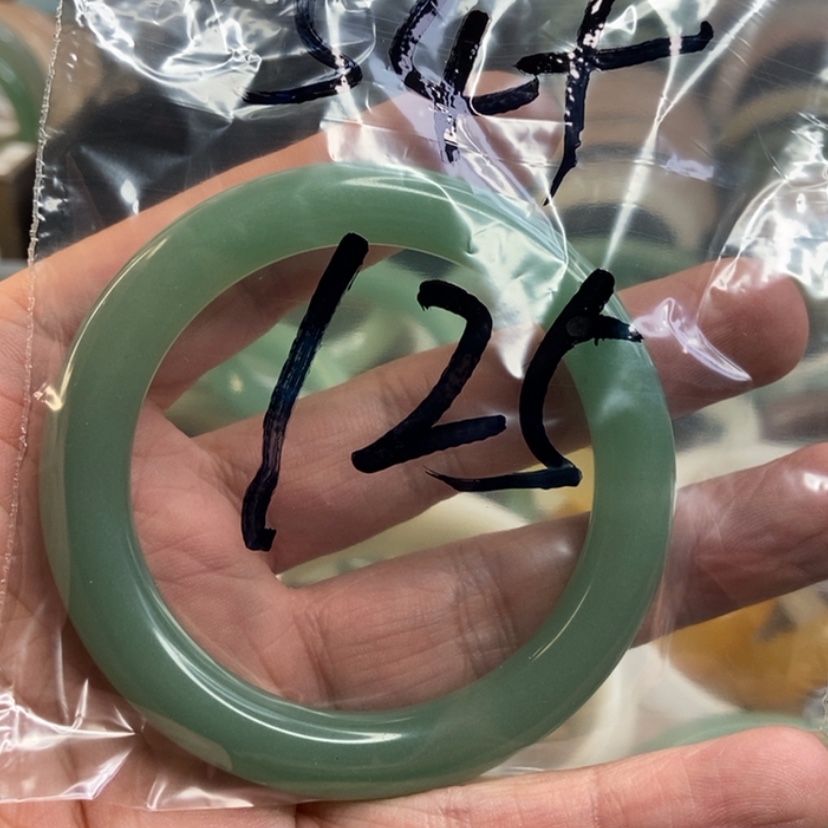 【闪购商品】石英质玉手镯未镶嵌四*。
