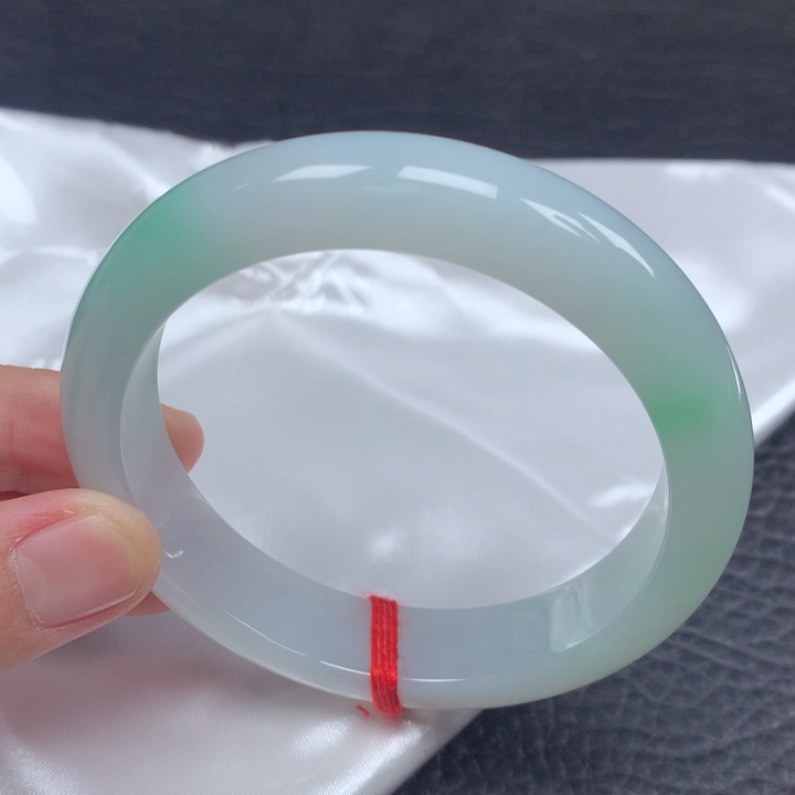 翡翠手镯未镶嵌。