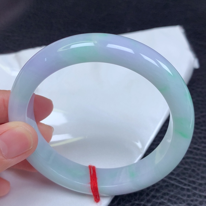 翡翠手镯未镶嵌。