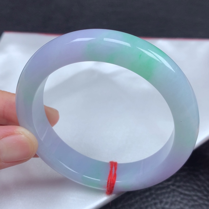 翡翠手镯未镶嵌。