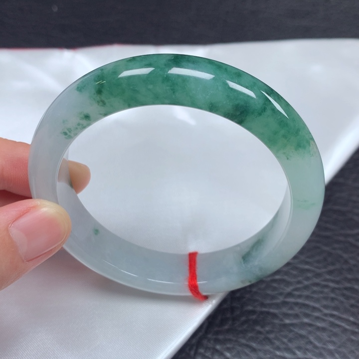翡翠手镯未镶嵌。