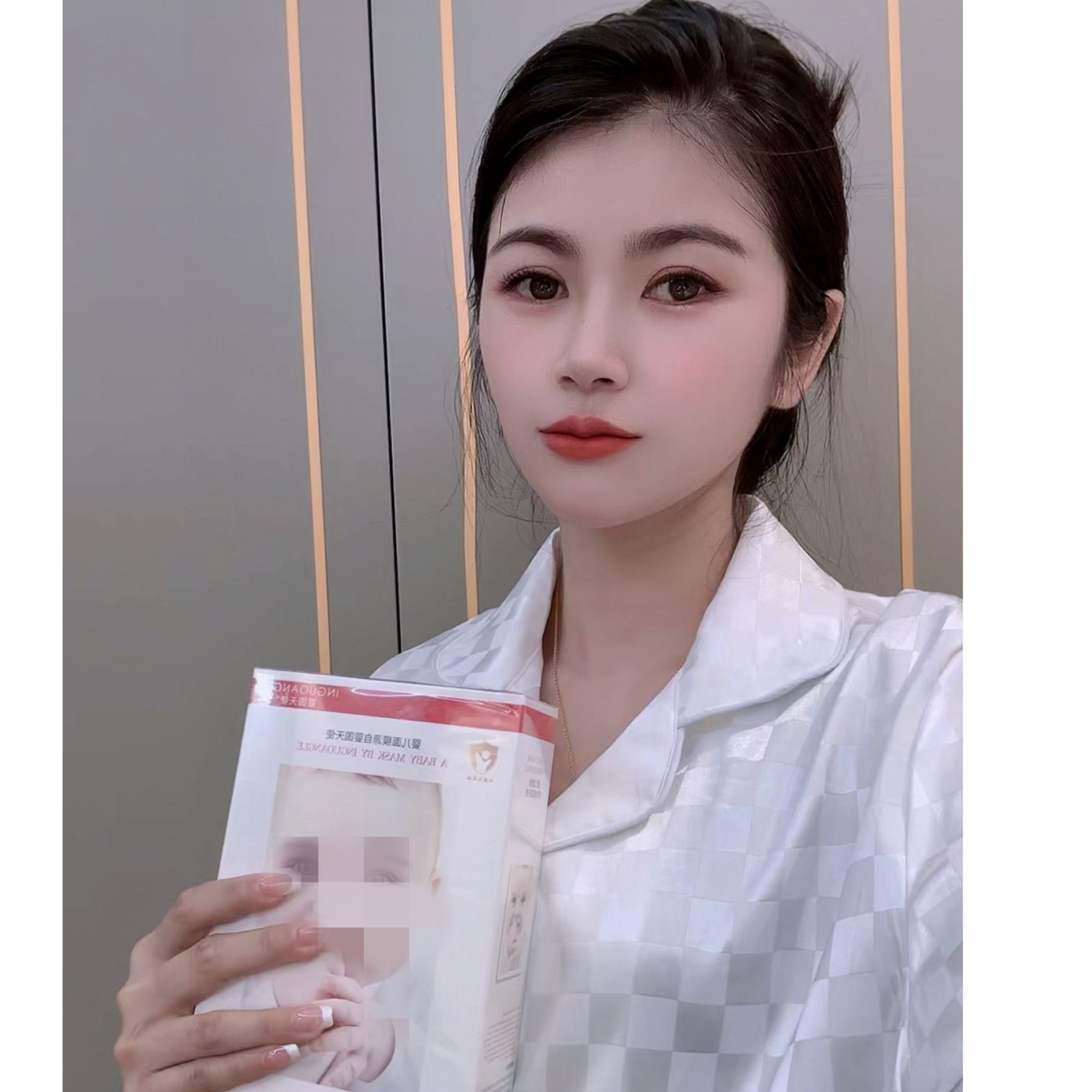 065李小姐家格子白色上衣