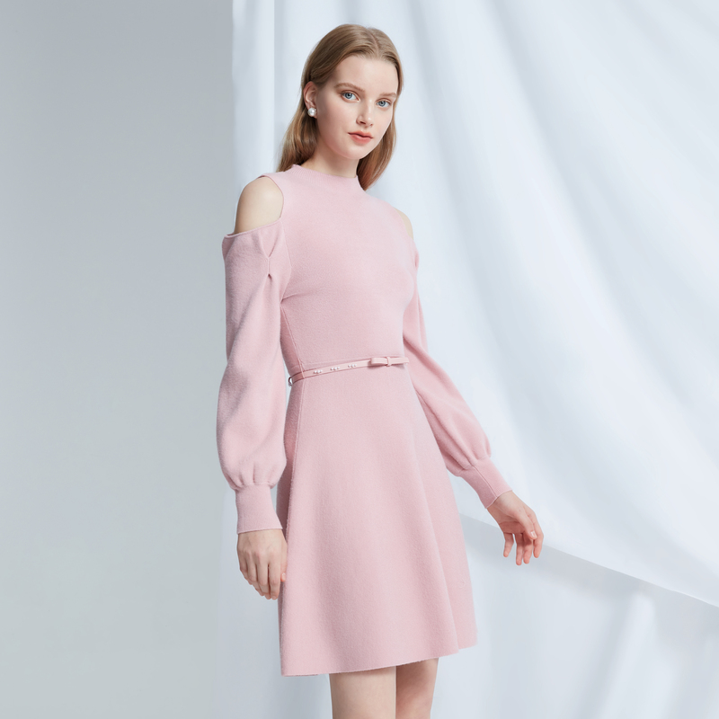 【陈嘉尔专属】Caroline秋季简约露肩灯笼袖针织连衣裙ECRDCC87