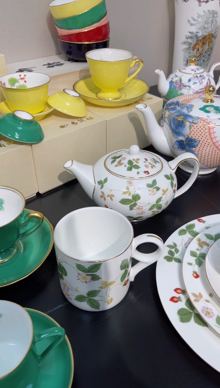 【闪购商品】骨瓷瓷片野草莓马克杯