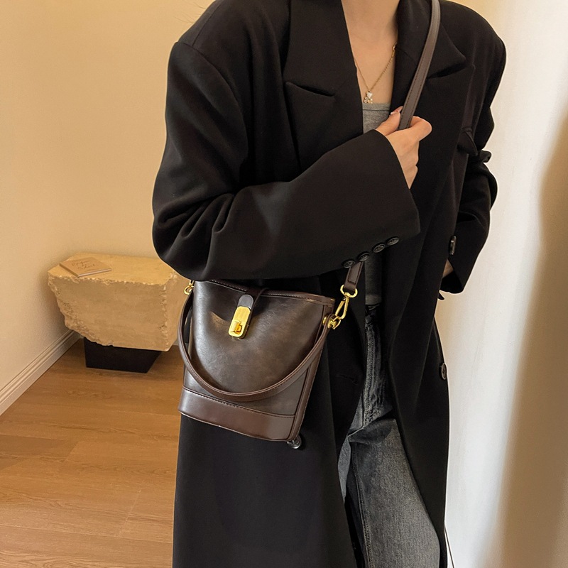 美拉德秋冬复古水桶包2023新款百搭潮手提包包女小众高级感斜挎包