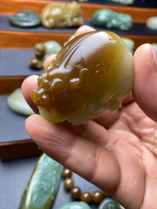 精品和田玉貔貅糖白手把