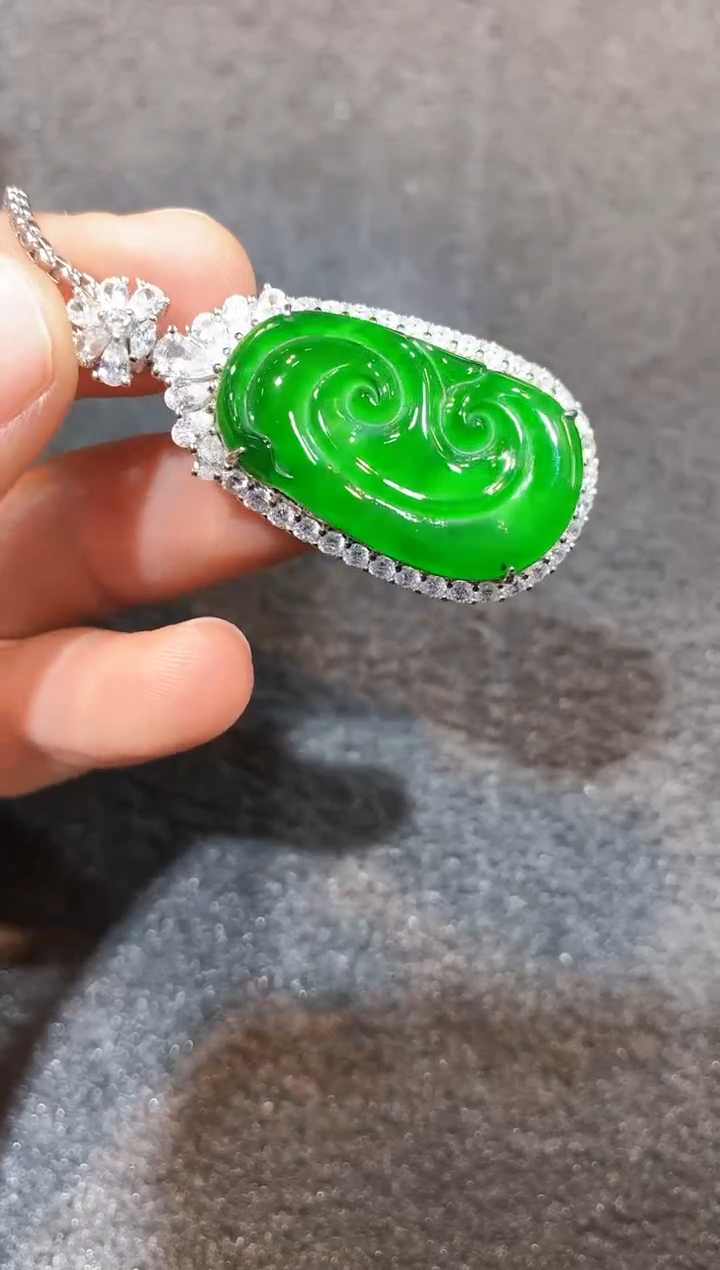 【闪购商品】翡翠吊坠多样性发其一配高货绳未镶嵌.