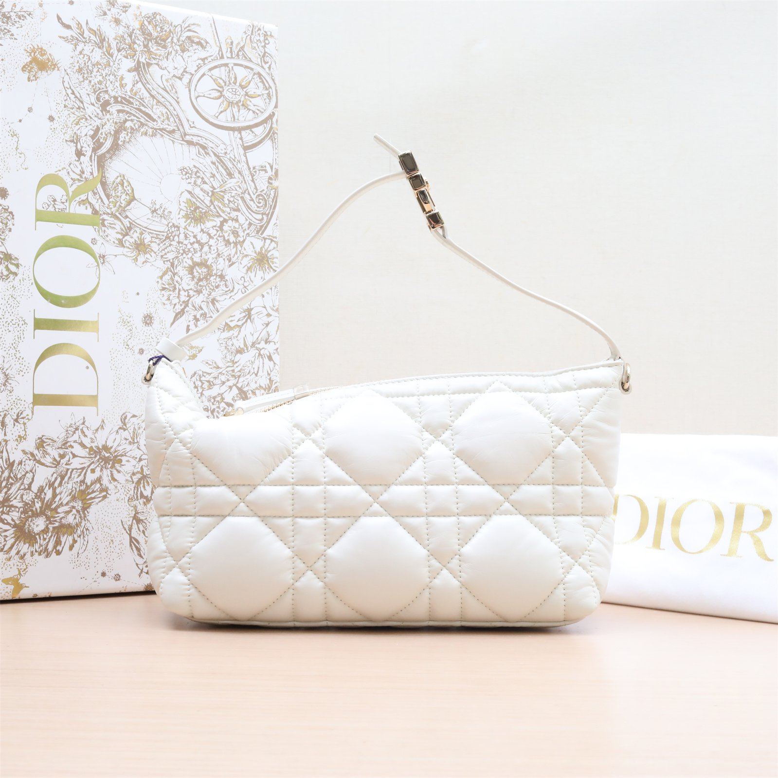 99新  小花F欧 P204299919 n dior 饭盒包 中号 藤格纹 白色 金扣
